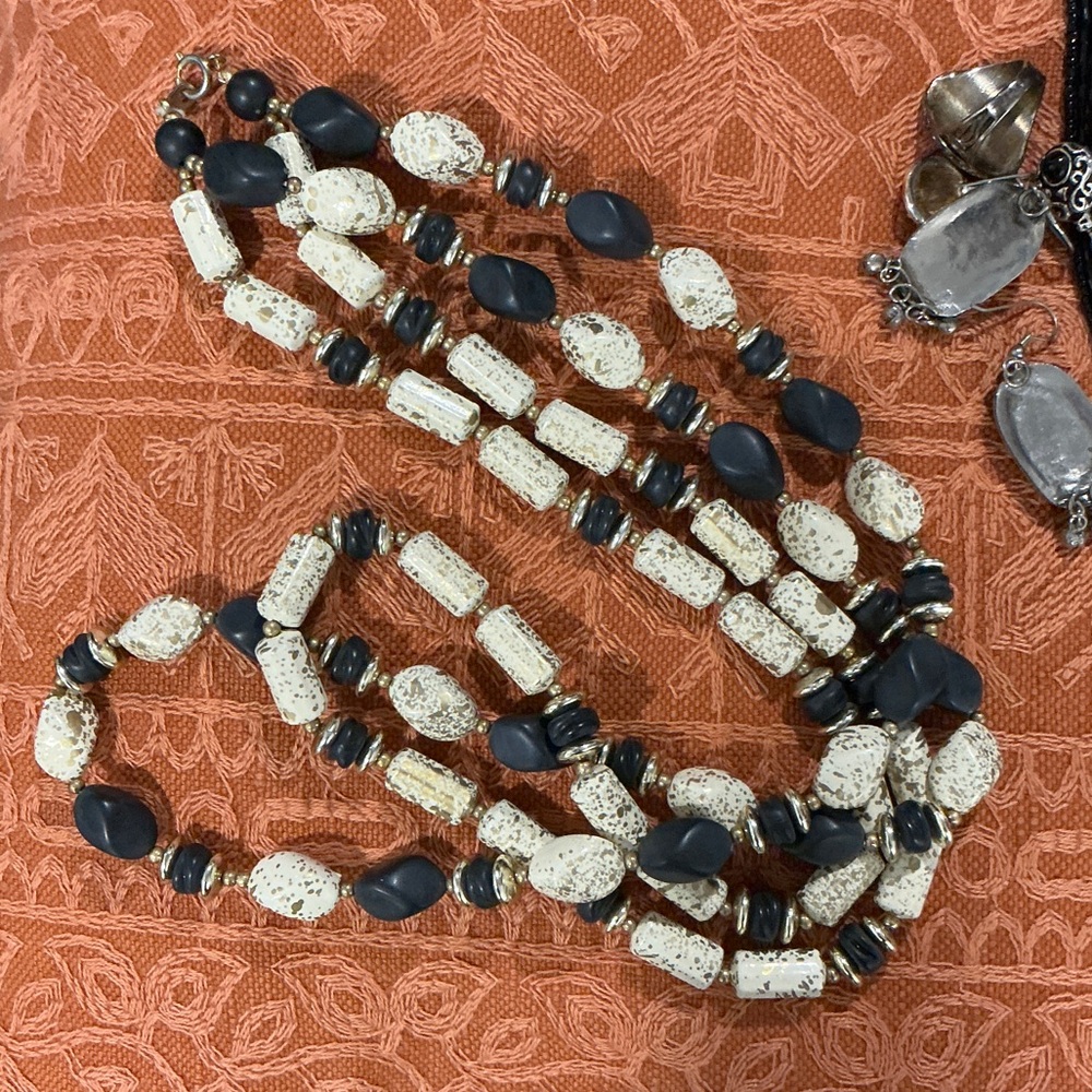 Chic Black and Cream Necklace Set
